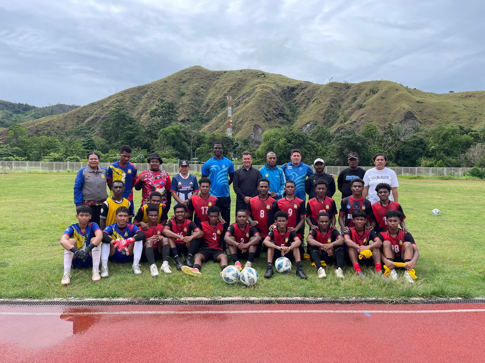 LATIHAN BERSAMA PSBS BIAK BERSAMA ATLET SPOBNAS PAPUA